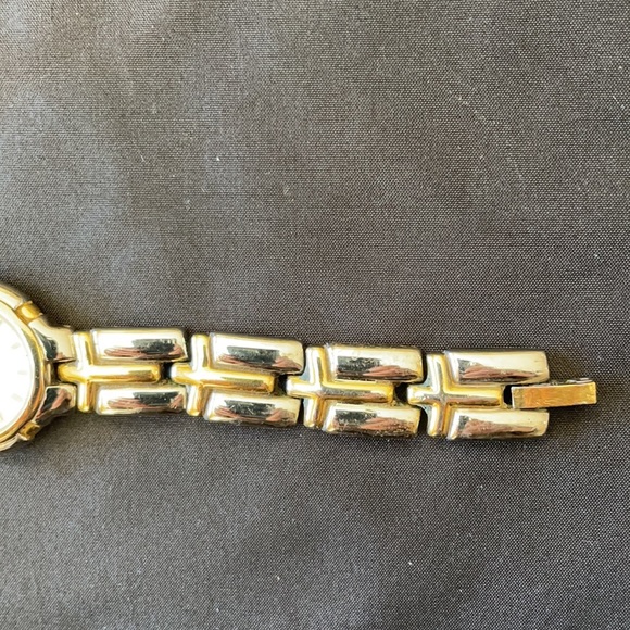 ?FLASH SALE! Bulova vintage two tone round watch